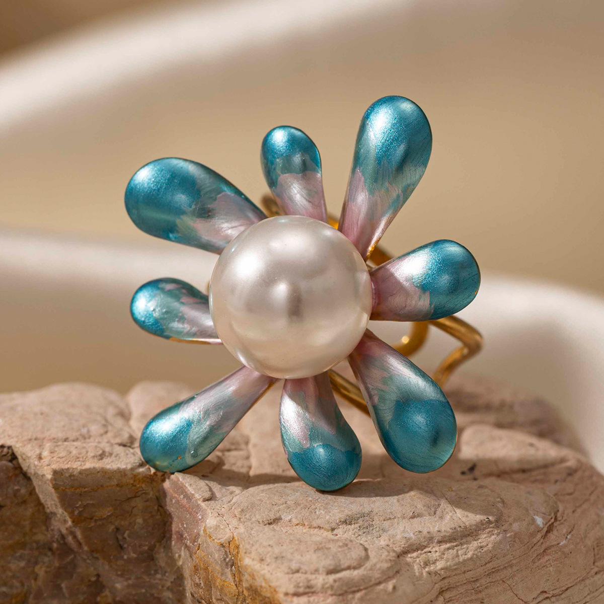 Anillo de acero inoxidable europeo y americano de Tena, flor femenina que no se desvanece, anillo de perla de imitación azul, joyería de mano de alta gama de nicho