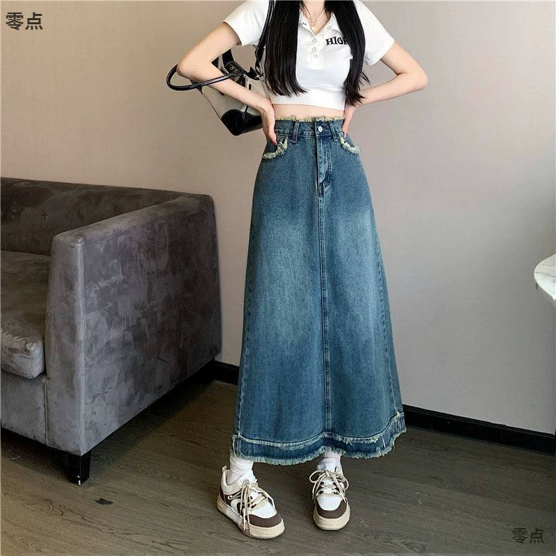 Слегка пышная джинсовая юбка универсального дизайна с необработанными краями, женская юбка 2025 года с высокой талией и разрезом сзади, подчеркивающая фигуру.