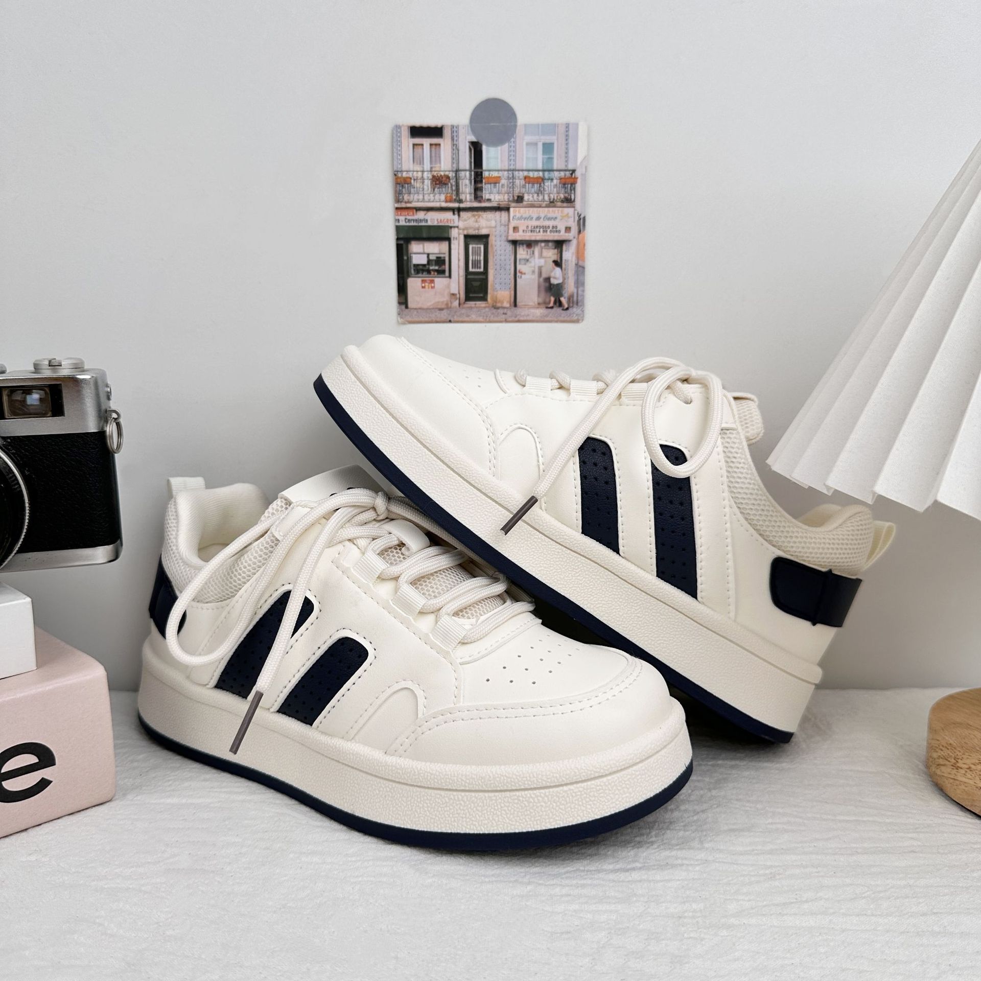 Zapatos blancos de fondo grueso para mujeres 2025 nuevos zapatos de skate casuales zapatos de nicho zapatos de mujer zapatos de pan