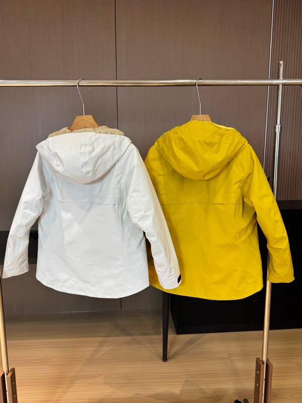 091803 秋季新款男女款三合一防风防水连帽软壳登山服夹克冲锋衣|undefined