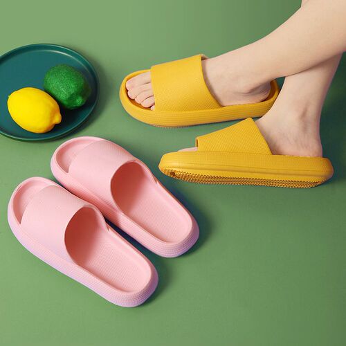 Thick-soled slippers with a 