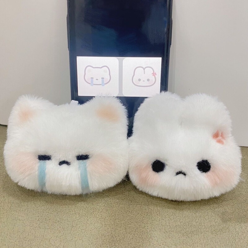 かわいいハニーウサギのぬいぐるみが学生のかばんに飾られています。|undefined