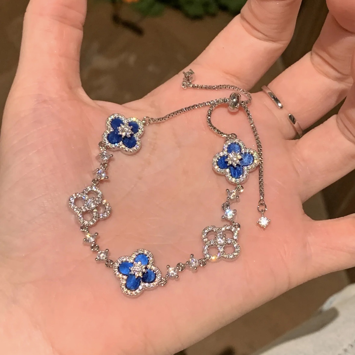 Pulsera de flores huecas en forma de diamante de circón, pulsera ligera de lujo de alta gama, joyería de temperamento de estilo de palacio retro europeo y americano al por mayor