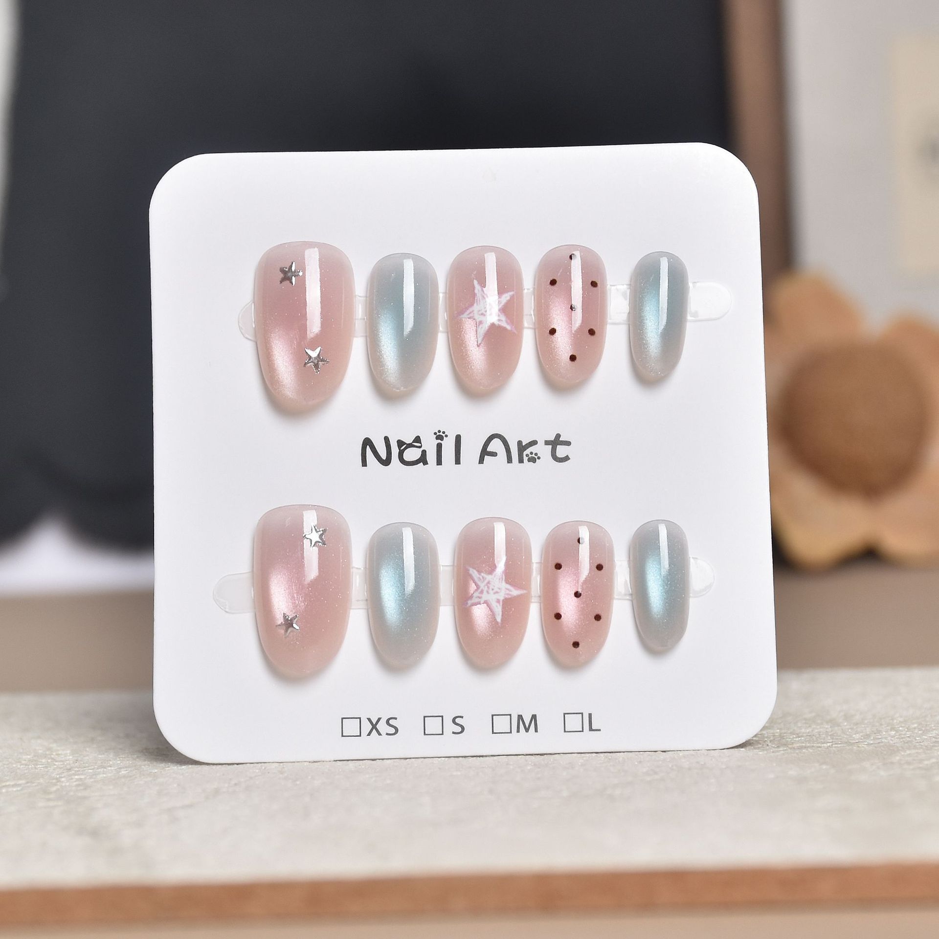 Uñas postizas francesas con diseño floral dorado, estilo ojo de gato, cortas y desmontables, producto de alta gama para arte de uñas 2026.
