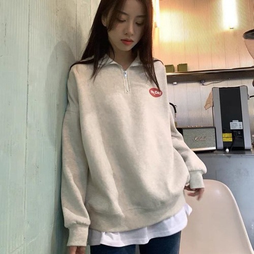 Layered winter-themed faux two-piece sweatshirt with plush lining, suitable for early autumn streetwear, covering the buttocks with a hidden hem design.