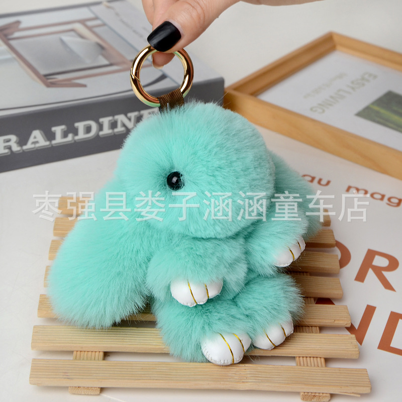 萌えウサギは死んだウサギのストラップを装っています。