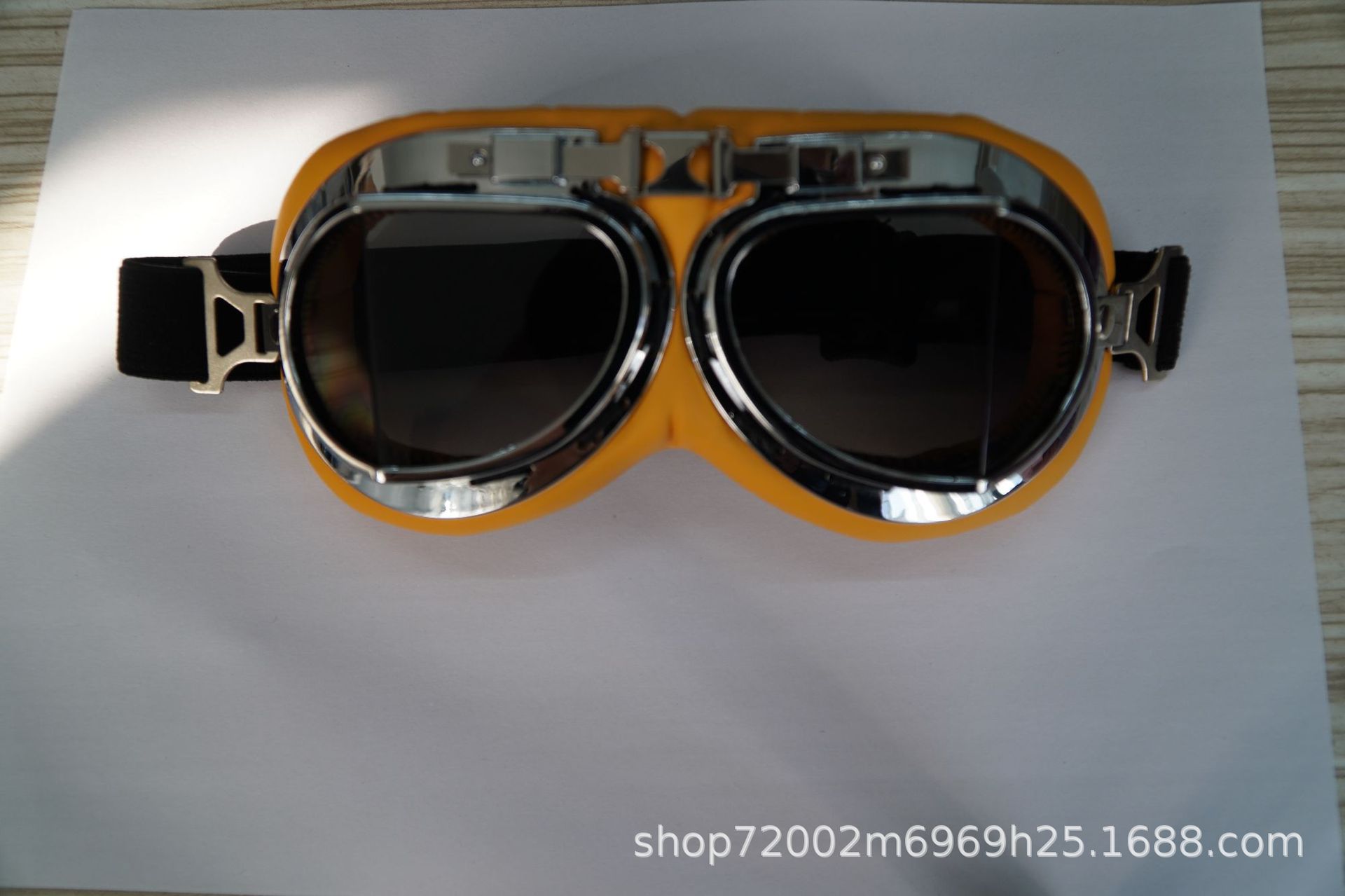 Серый уголок в серебряной рамке