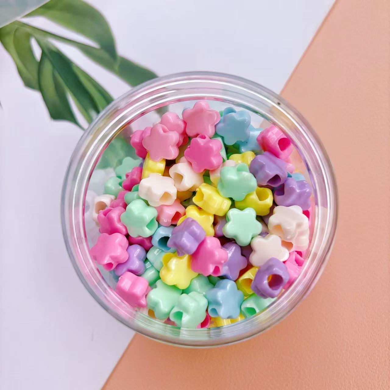 Caja de color primavera rosa caramelo corona letra acrílico agujero grande cuentas sueltas bricolaje hecho a mano collar joyería