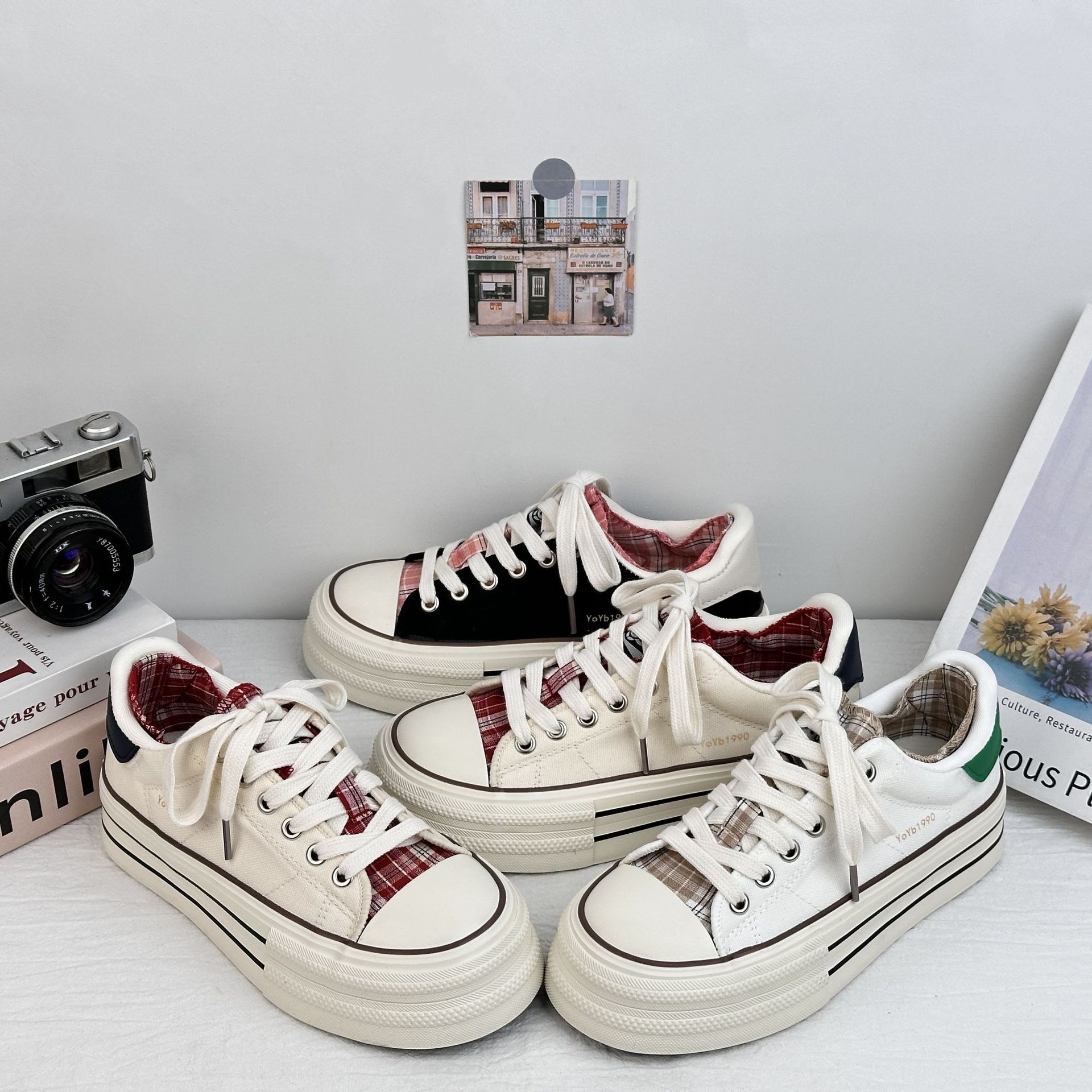 Zapatos de lona de suela gruesa de mujeres Yuanbo 2025 nuevos zapatos de verano transpirables pequeños zapatos blancos casuales a cuadrícula