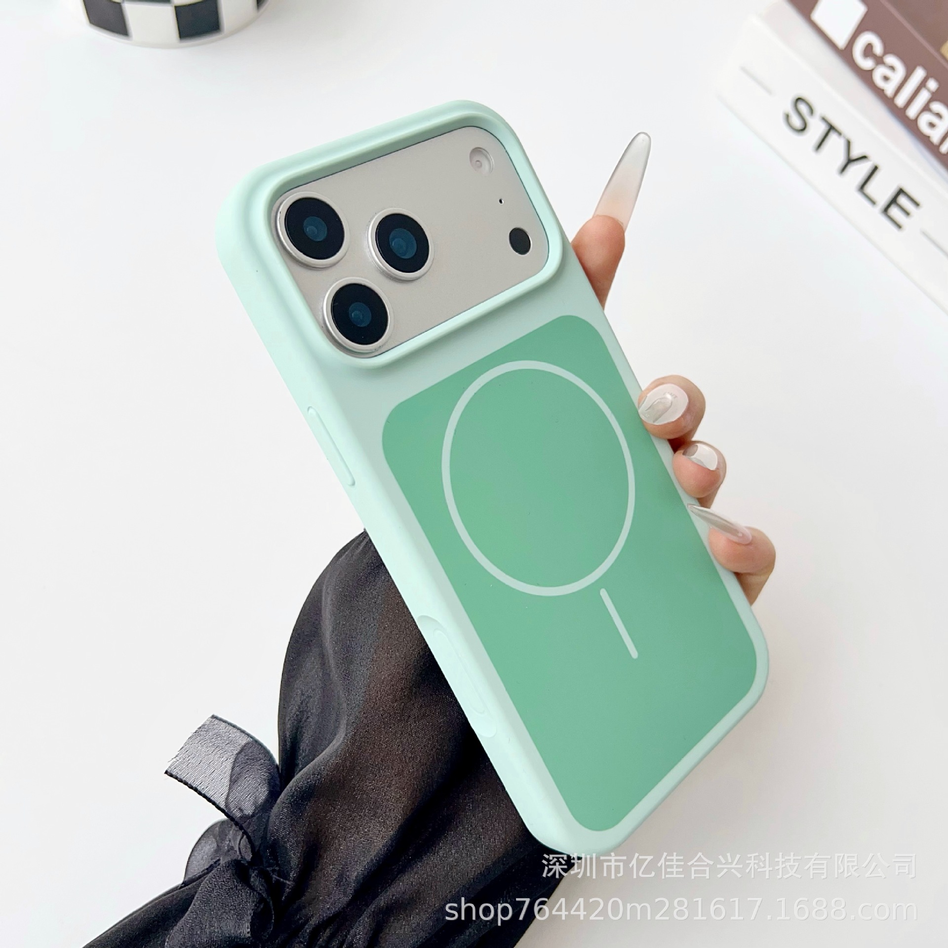Magnético líquido de dos colores de gran agujero para iPhone17 ProMax 16 segundos de cambio 17 caso anti-caída 13