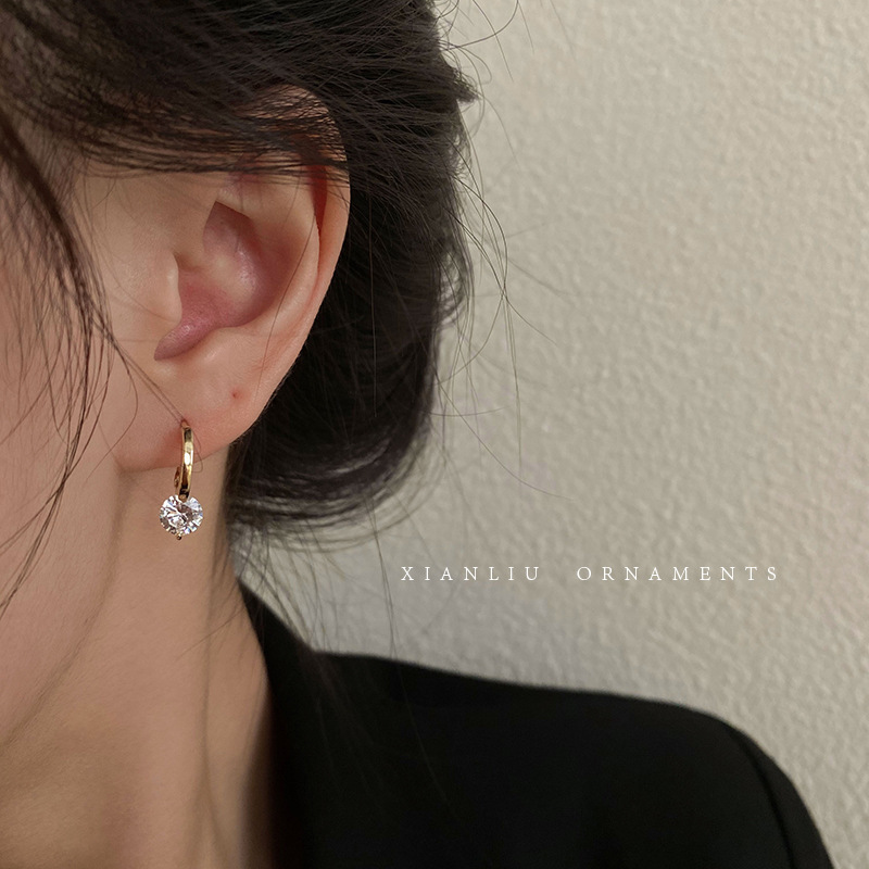 Small niche design, exquisite zircon buckle, women's new trend, simple and cool style, high-end earrings, Yiwu ear_voghion.com