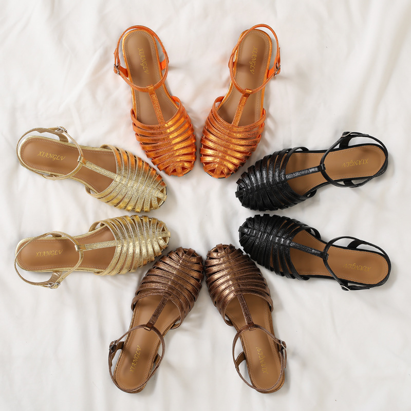 Metallisch glänzende römische Sandalen für Damen, modische, geschlossene, flache Sommerschuhe mit einem Riemen und hohlem Design,_voghion.com