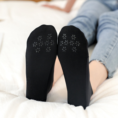Women's thin and breathable summer cute Japanese ice silk boat socks with shallow mouth short sock covers and anti-slip silicone invisible socks