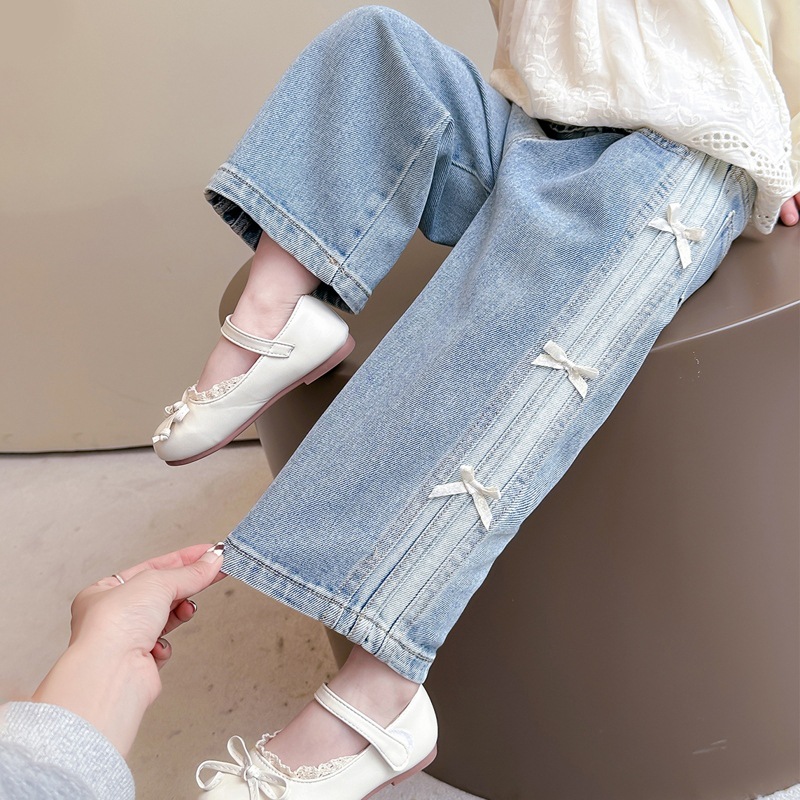 女の子の蝶結びのジーパンの春秋のタイプの2025新型の女の子のカジュアルなストレートのズボンの中の子供の洋気のズボン