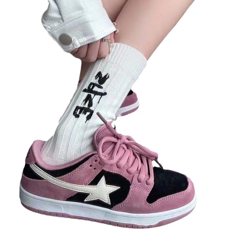 2024 primavera nuevos zapatos casuales de mujer coreana universal de fondo grueso nicho de estudiantes de secundaria primaria estrellas originales zapatos de skate de moda mujeres