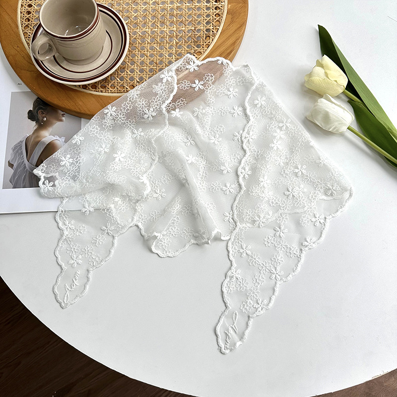 Pañuelo floral de encaje retro de estilo francés para mujer, turbante dulce junto al mar, diadema triangular artística versión coreana de moda.