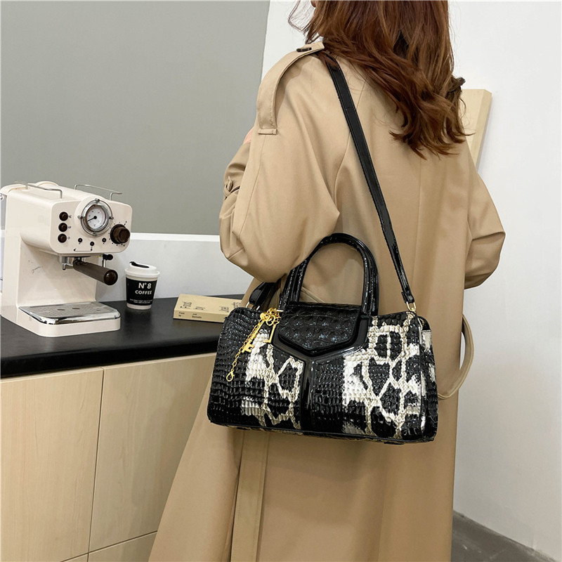 Europa y América retro transfronterizos bolsas de madres de mediana edad bolsas de Boston estampado de piel de serpiente atmósfera contraste de color inclinado de hombro bolsas de tote para mujeres
