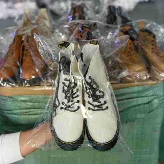 工厂旧衣服鞋子批发二手品牌靴cheap used casual shoots出口苏丹