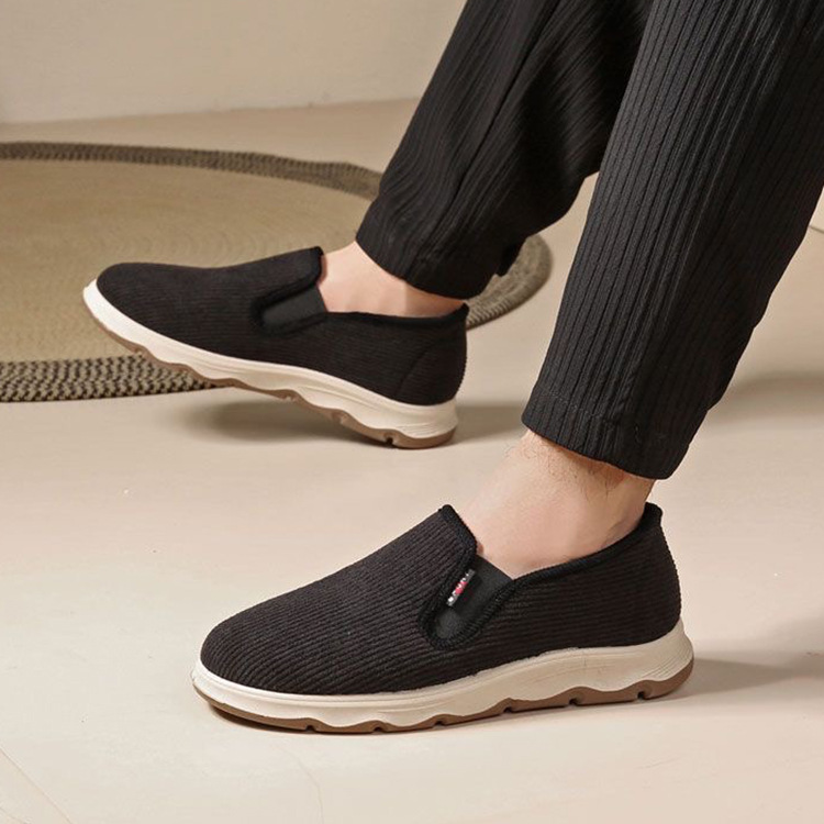 Zapatos de algodón de invierno con terciopelo, nuevos zapatos para padres de mediana edad, ligeros, cómodos y cálidos, viejos zapatos de tela de Beijing para hombres.