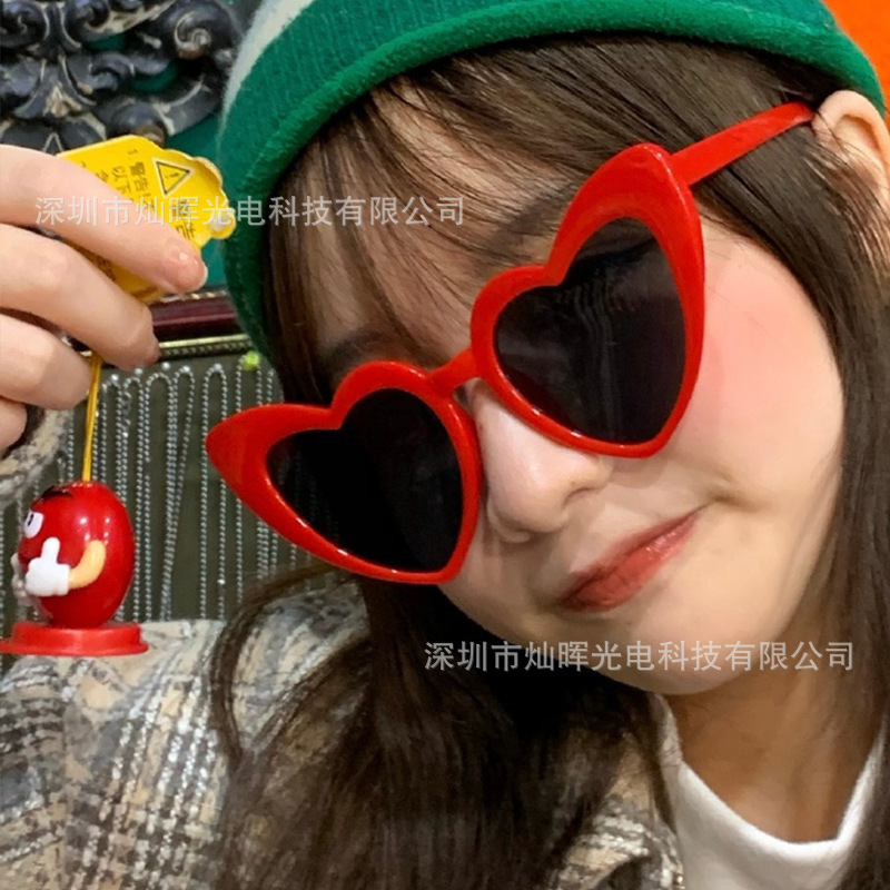 Gafas de sol de corazón nuevo, diseño de dibujos animados personal, unisex, moda europea/americana/coreana, de tendencia, protección UV