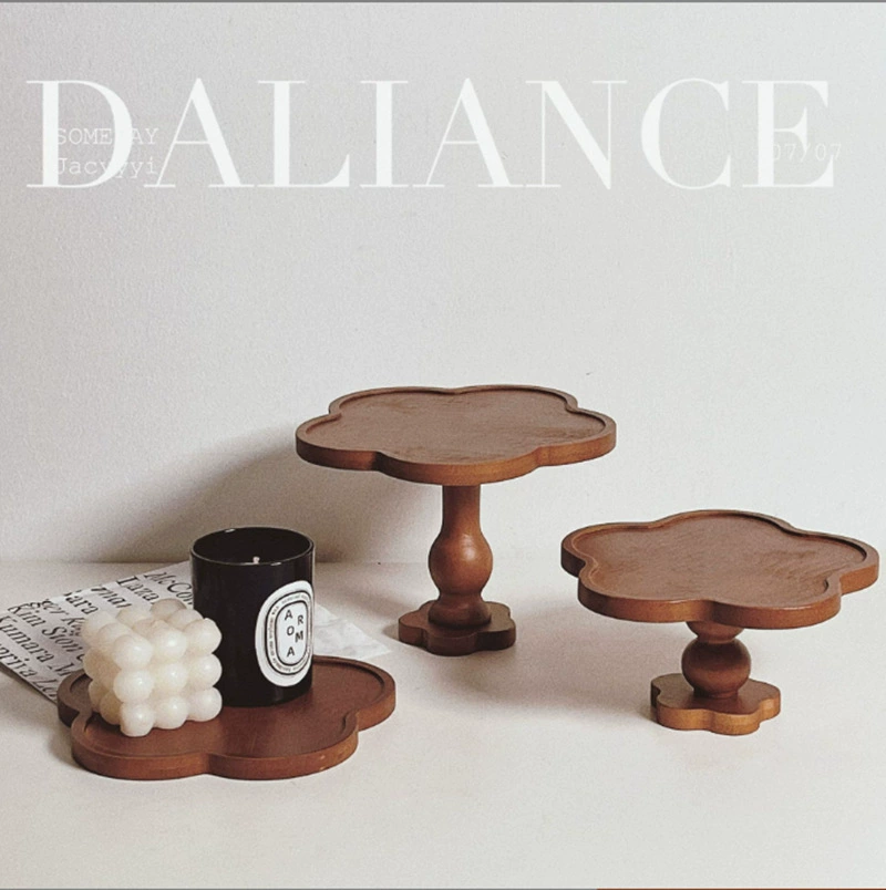 Деревянный поднос с высокими ножками в винтажном стиле, с кружевным декором, для ароматерапии, свечей, тортов, десертов, в цветочном французском стиле.