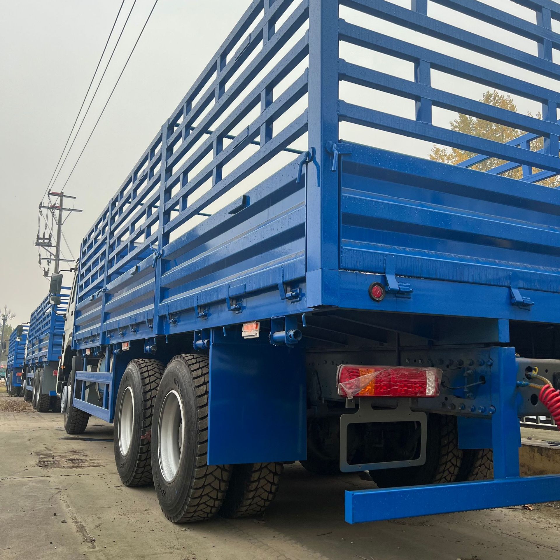 Factory Cross-Border In-Stock Howo Dump Truck 6.5m Flatbed Transport Truck Heavy-Duty Cargo Towing Truck