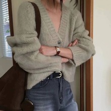 现 2025秋冬季新款韩国设计师气质慵懒风单排扣V领针织开衫毛衣