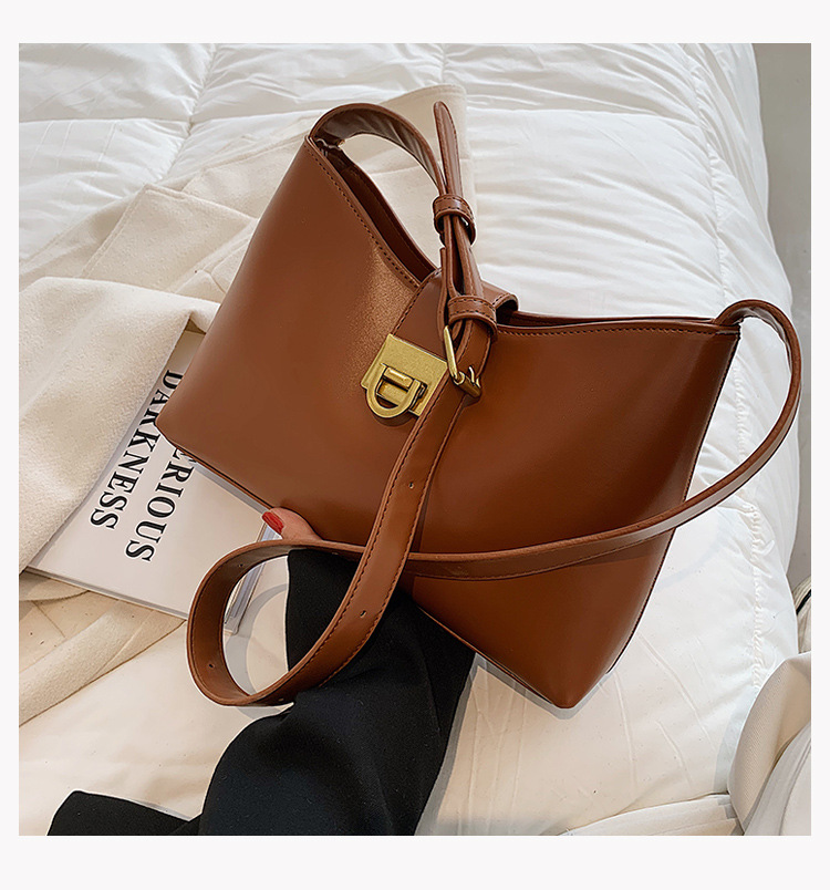 2021 New Bucket Female Bag Korean Solid Color Large-capacity Commuter Diagonal Bag display picture 39