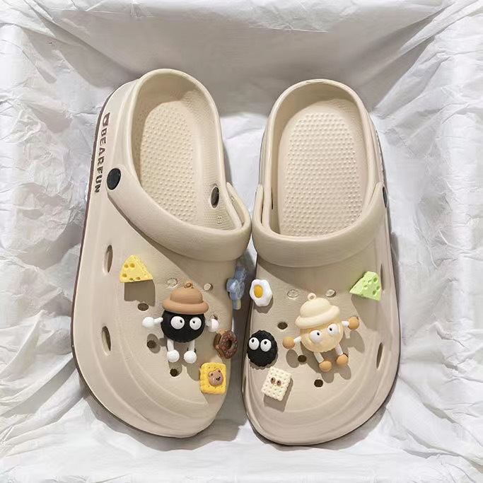 Pise en la mierda, zapatos con agujeros, ropa de verano para mujeres, antideslizante, Baotou, red neta, playa, suela gruesa, 2024, nuevas zapatillas de dibujos animados de suela blanda