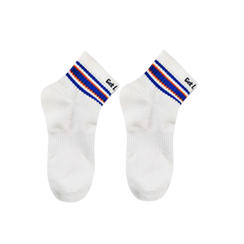 파란색 줄무늬가 있는 짧은 흰색 양말
