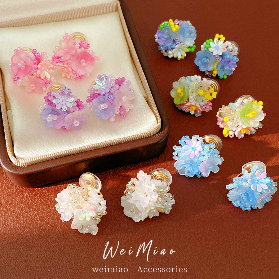 Flores de resina de color con cuentas de orejas para mujeres sin agujeros de orejas pequeñas pendientes dulces frescos ligeros de lujo alta sensación de auriculares al por mayor