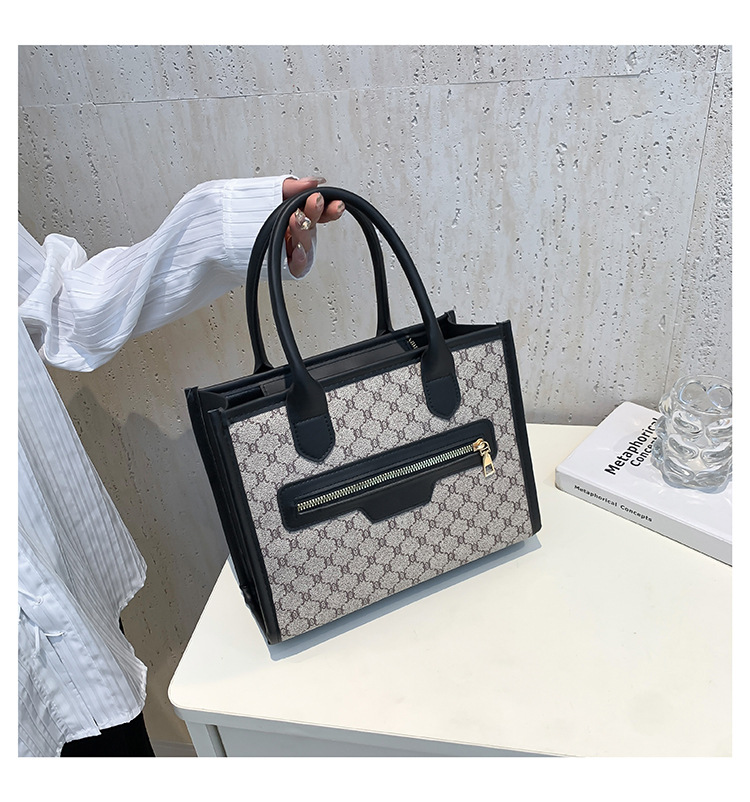 Small niche design, beautiful and personalized handbag for women 2024 new fashionable splicing trend, large capacity_voghion.com
