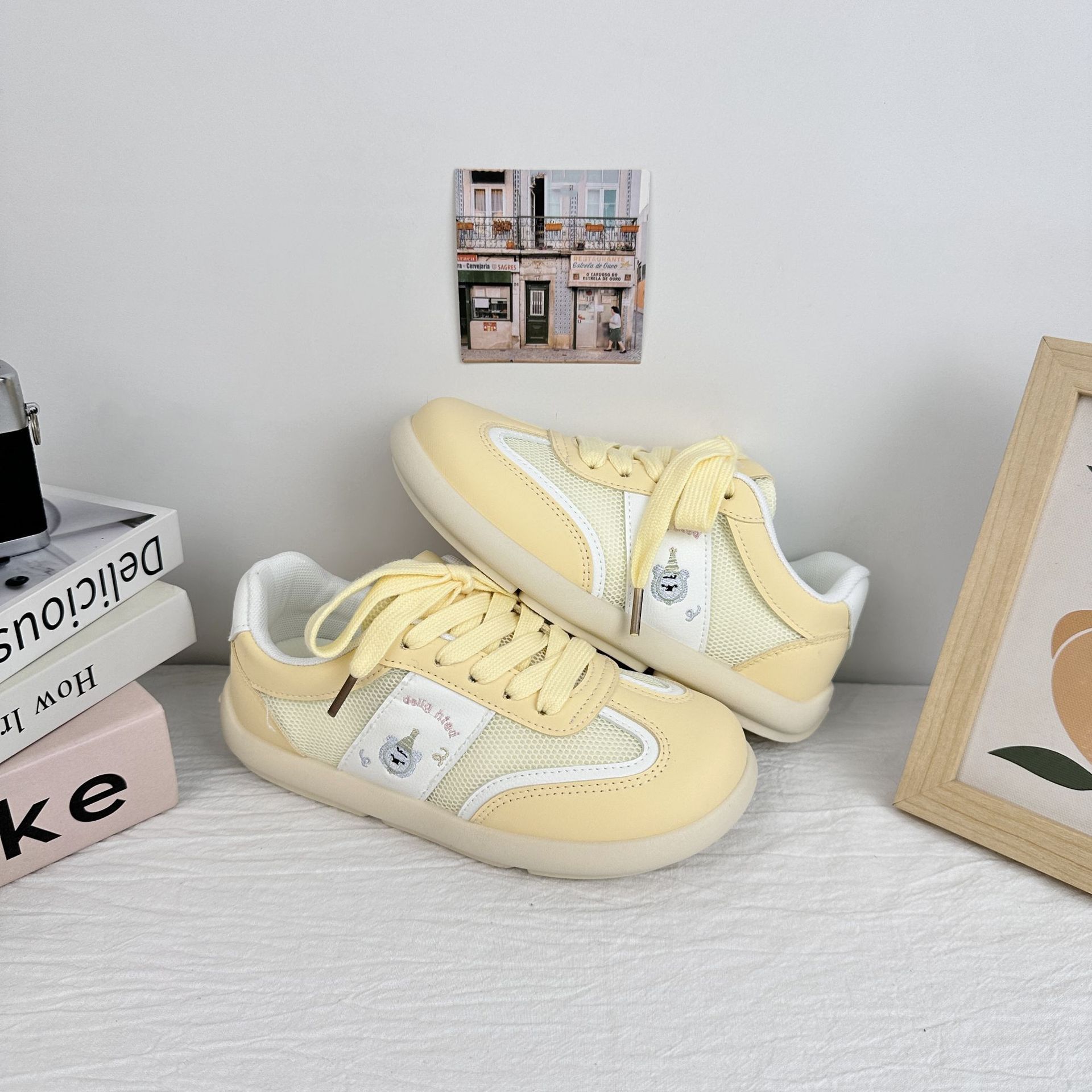 Zapatos de skate para mujeres de verano de 2025 zapatos de mujer de suela gruesa zapatos blancos pequeños zapatos de entrenamiento a cuadrícula zapatos casuales