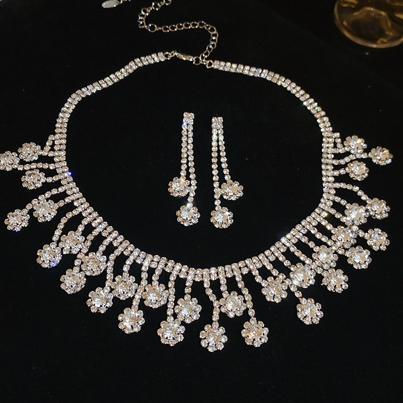 Collar de aretes cuadrados con incrustaciones de diamantes de dos piezas de moda, lujo ligero, collar de alta gama, temperamento exquisito, conjunto de joyas de todo fósforo