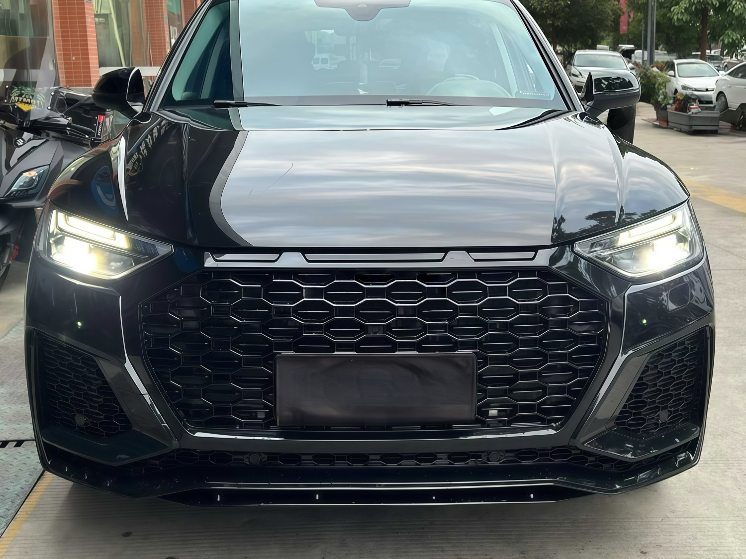 Suitable for Audi Q5L models from 2021 to 2026, this is a complete front bumper assembly for the RSQ5 modification, including the front bumper, front grille, and front fascia