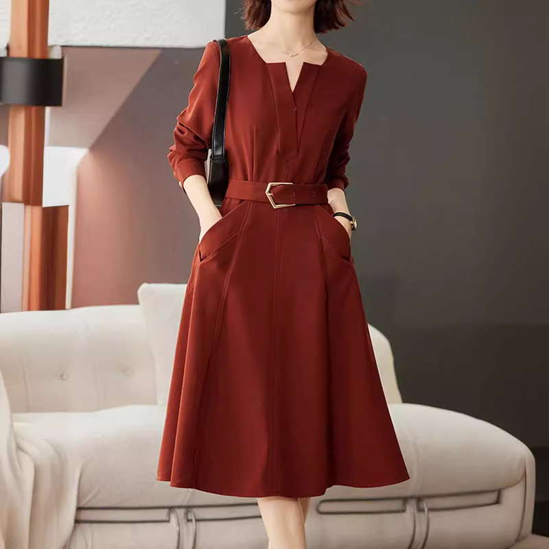 2026 Spring and Autumn Luxurious and Elegant Orange-Red Design V-Neck Long Sleeve Dress, Stylish and Graceful Mid-Length Dress for Commuting