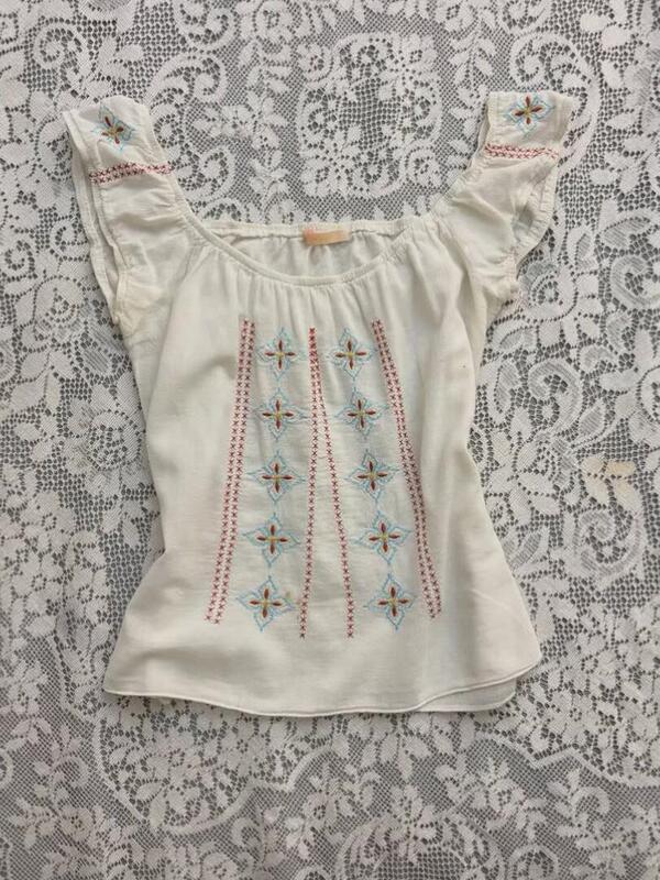 Summer Gentle Style Square-Neck Flutter-Sleeve Top with Colorful Cross Flower Embroidery, Slim-Fit White Short-Sleeve T-Shirt Summer Gentle Style Square-Neck Flutter-Sleeve Top with Colorful Cross Flower Embroidery, Slim-Fit White Short-Sleeve T-Shirt