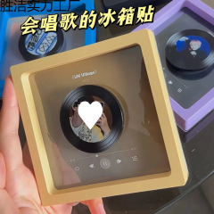 歌ができる音楽冷蔵庫はフォトフレームを貼っています。