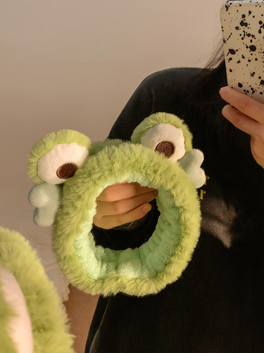 Cute little frog headband for women to wash their face and apply facial mask, cartoon funny plush headband, winter headband hairpin