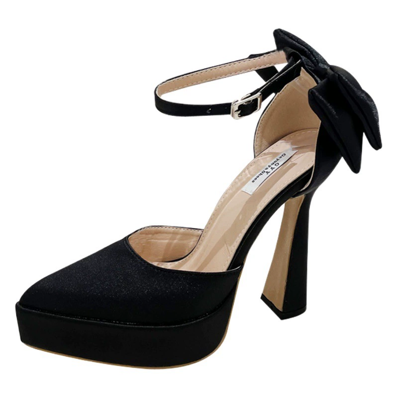 Лето 2025: новые европейские и американские модные босоножки из шелка и атласа на высоком каблуке с бантами и пряжками с острым носком и толстым каблуком для женщин.