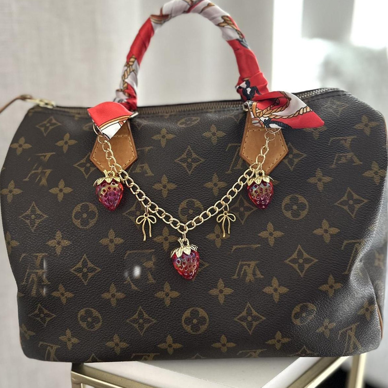 Fábrica al por mayor nuevo diseño de bolsos universales cadenas adorables joyerías de mujer dulce brillante rojo fresas cadenas de bolsos cortos image 3