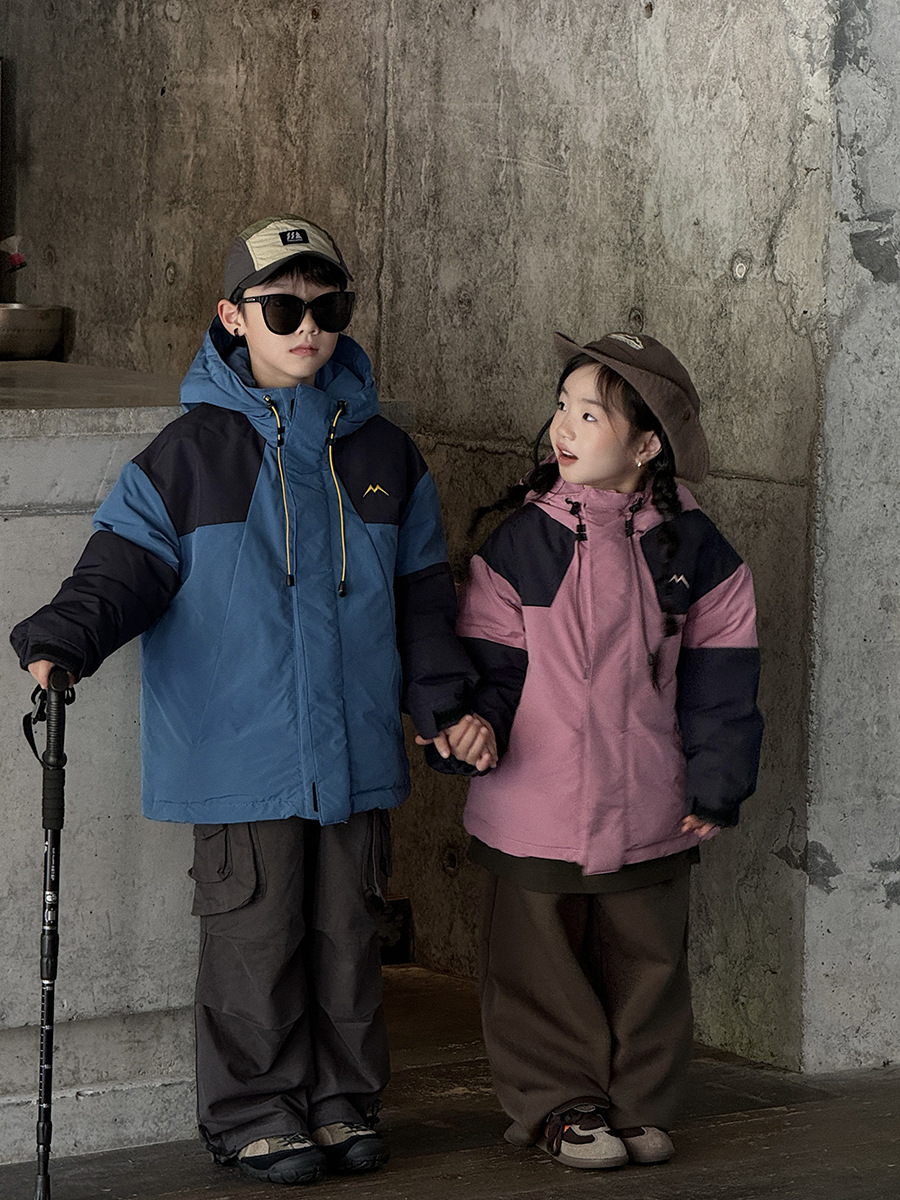 Niños invierno ropa de invierno al aire libre hombres y mujeres ropa de asalto de seda pluma ropa de niños calentamiento invierno abrigo al por mayor