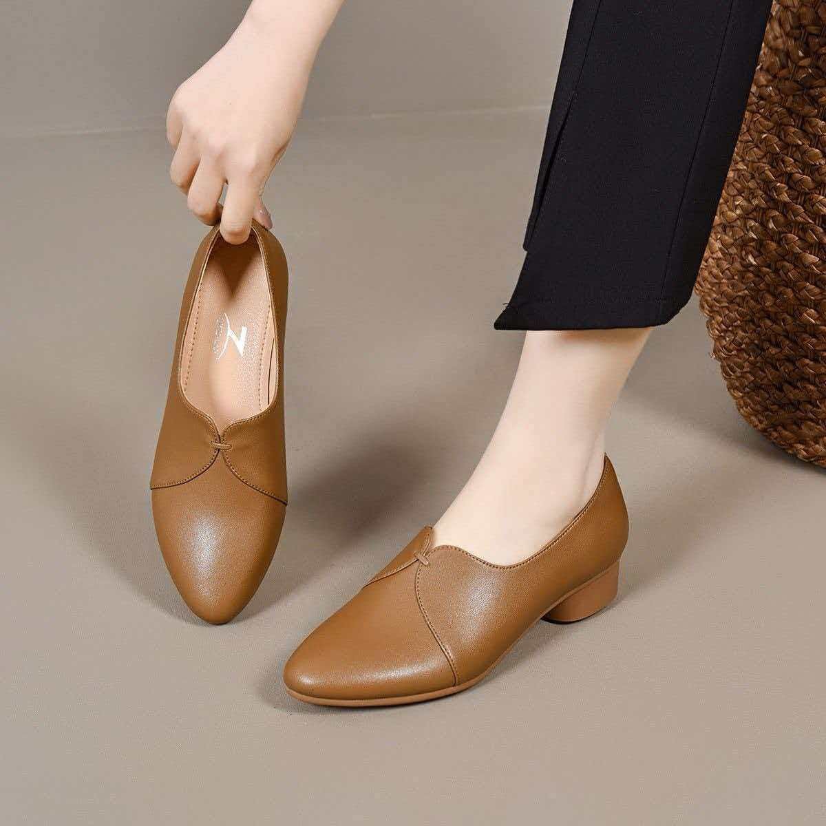 2026 verano nuevo suela suave de piel suave cómodo ligero versátil zapatos para madres cuatro estaciones zapatos de trabajo zapatos resistentes al desgaste