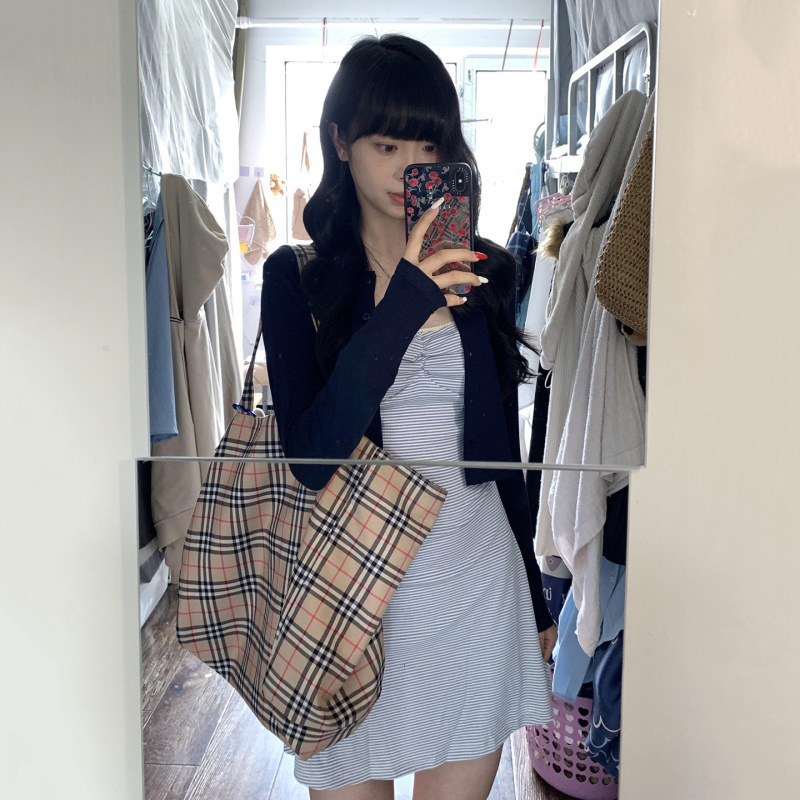 早秋韩系氛围感穿搭一整套女2025年新款条纹吊带连衣裙子两件套装