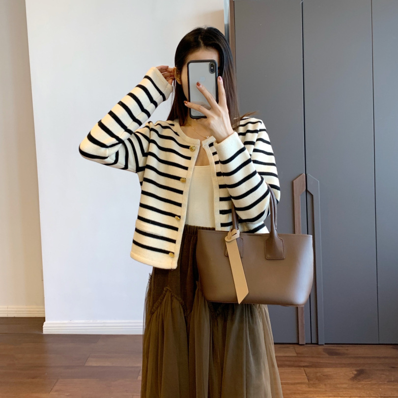 Rayas de punto cardigan para las mujeres Otoño Nuevo estilo Chanel Francés contraste color flojo cuello redondo corto manga larga suéter la capa image 8