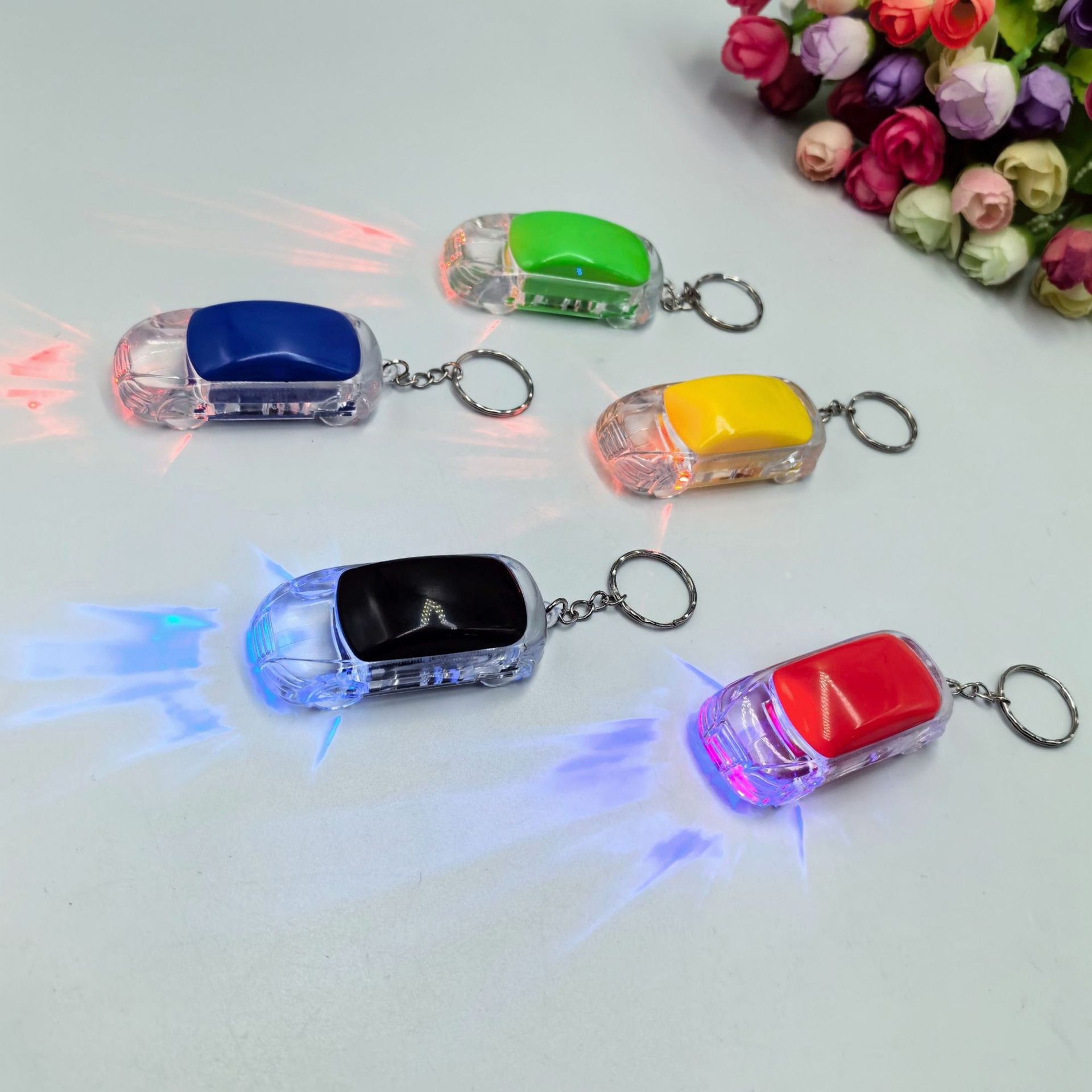 Transfronterizo creativo plástico LED luminoso coche llavero colgante de juguete para niños un yuan pequeño regalo logotipo imprimible