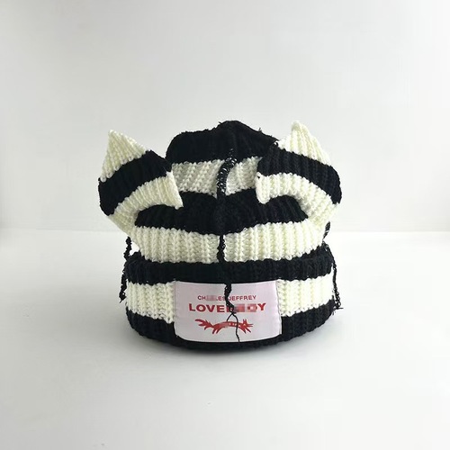 Cute little pig striped fashionable autumn and winter versatile knitted hat, autumn and winter knitted hat, unisex version, yarn hat, warm hat