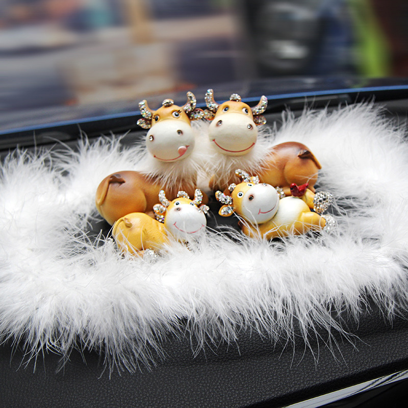 Decoración de la consola central del automóvil, lindo y lindo, ternero con incrustaciones de diamantes, combinación de cuatro almohadillas de plumas, adornos de automóvil, accesorios de automóvil