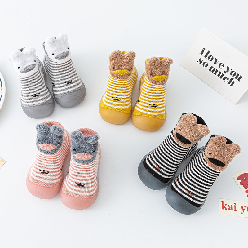 Nuevos zapatos para bebés, calcetines suaves, zapatos de piso caliente de invierno, zapatos para bebés antideslizantes y antichoques