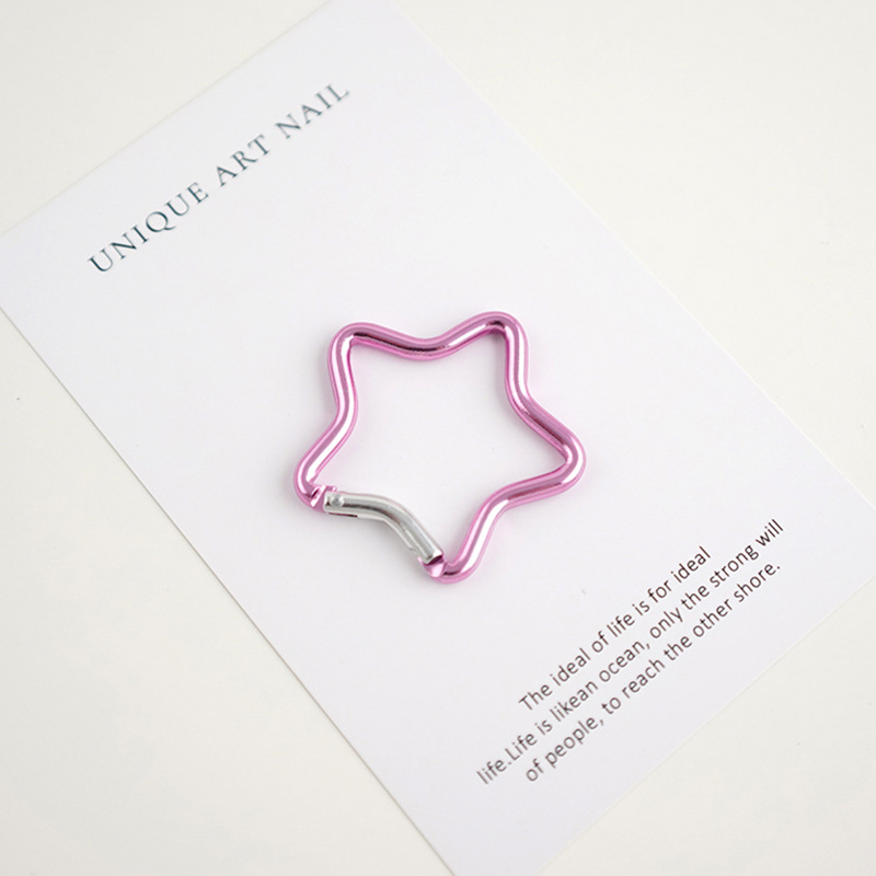 バックパックにフックを掛けて登山ボタンを掛けます。